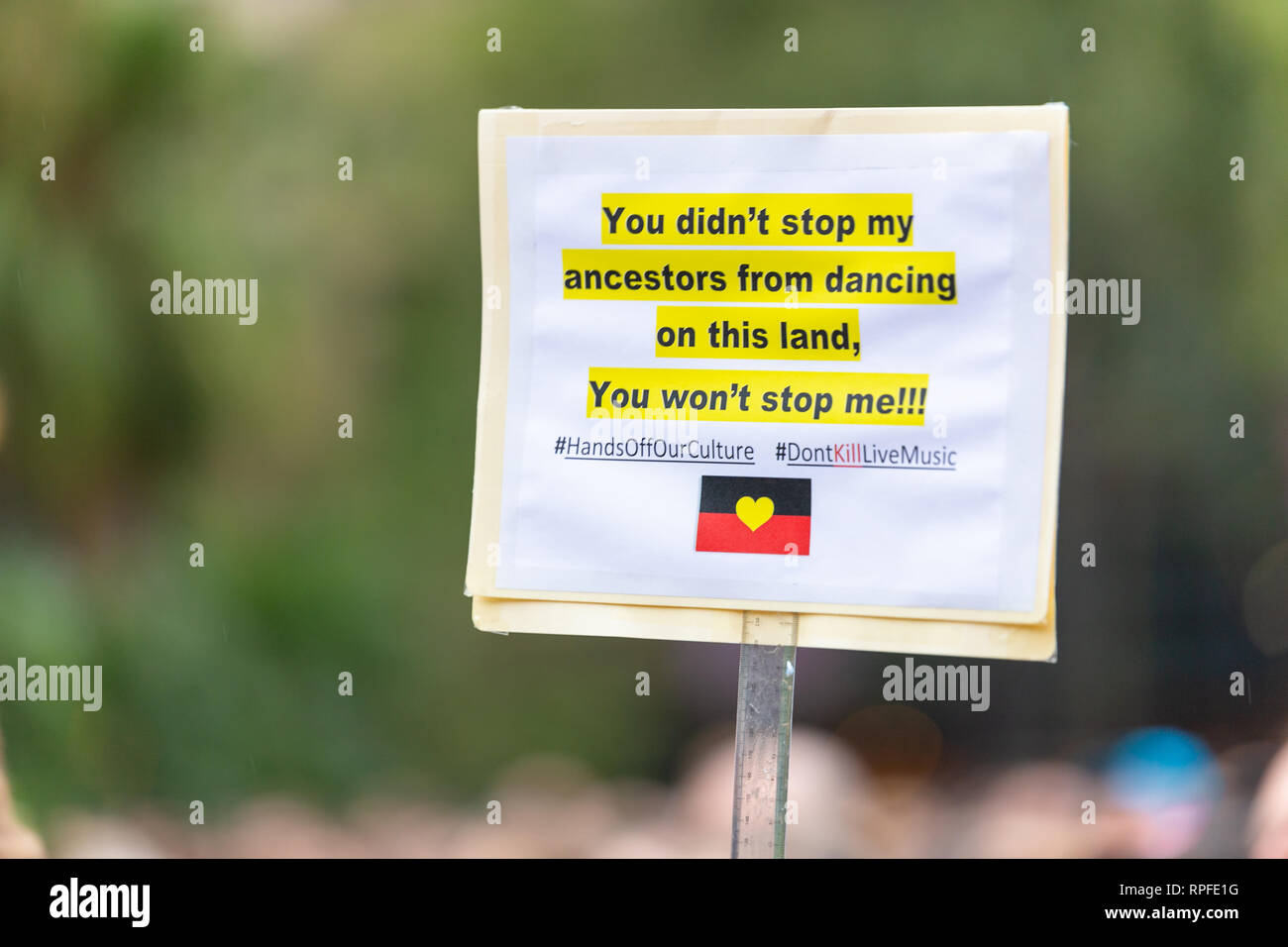 Ein Protest Plakat am Don't Kill Live Musik Protest am Hyde Park in Sydney. Von mehr als 20.000 Demonstranten versammelt, um gegen die neuen Gesetze beschränken, live Musik und live Musik Festival im von der Regierung von New South Wales und seine Premier Gladys Berejiklian gebracht. Stockfoto