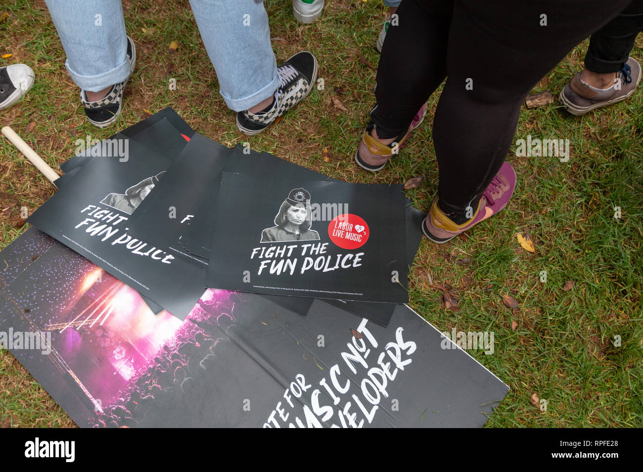 Protestieren mit Plakaten auf dem Boden am Don't Kill Live Musik Protest am Hyde Park in Sydney. Von mehr als 20.000 Demonstranten versammelt, um gegen die neuen Gesetze beschränken, live Musik und live Musik Festival im von der Regierung von New South Wales und seine Premier Gladys Berejiklian gebracht. Stockfoto