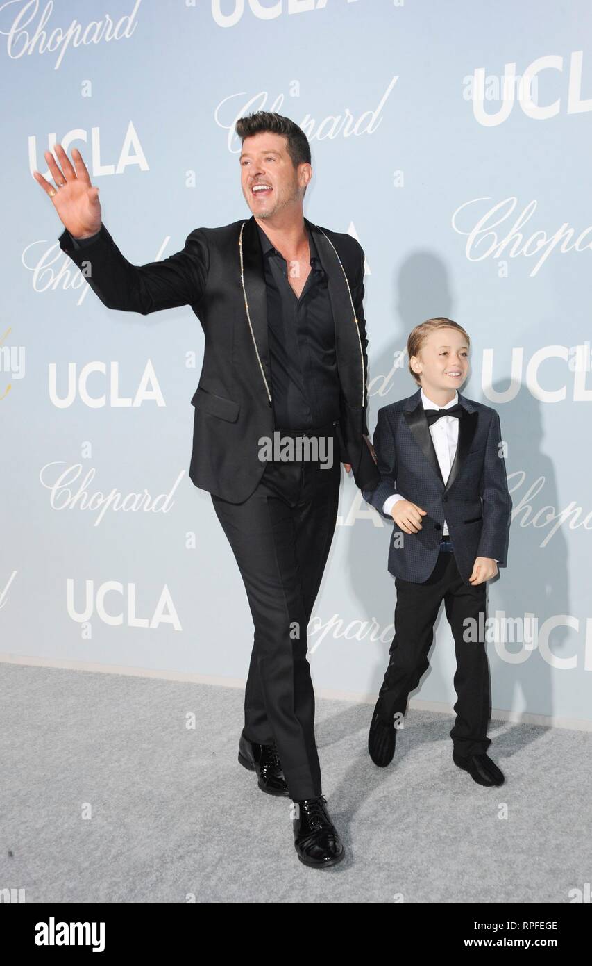 Los Angeles, CA, USA. 21 Feb, 2019. Robin Thicke in der Ankunftshalle für UCLA Hollywood für Wissenschaft Gala, Private Residence, Los Angeles, CA 21. Februar 2019. Credit: Elizabeth Goodenough/Everett Collection/Alamy leben Nachrichten Stockfoto