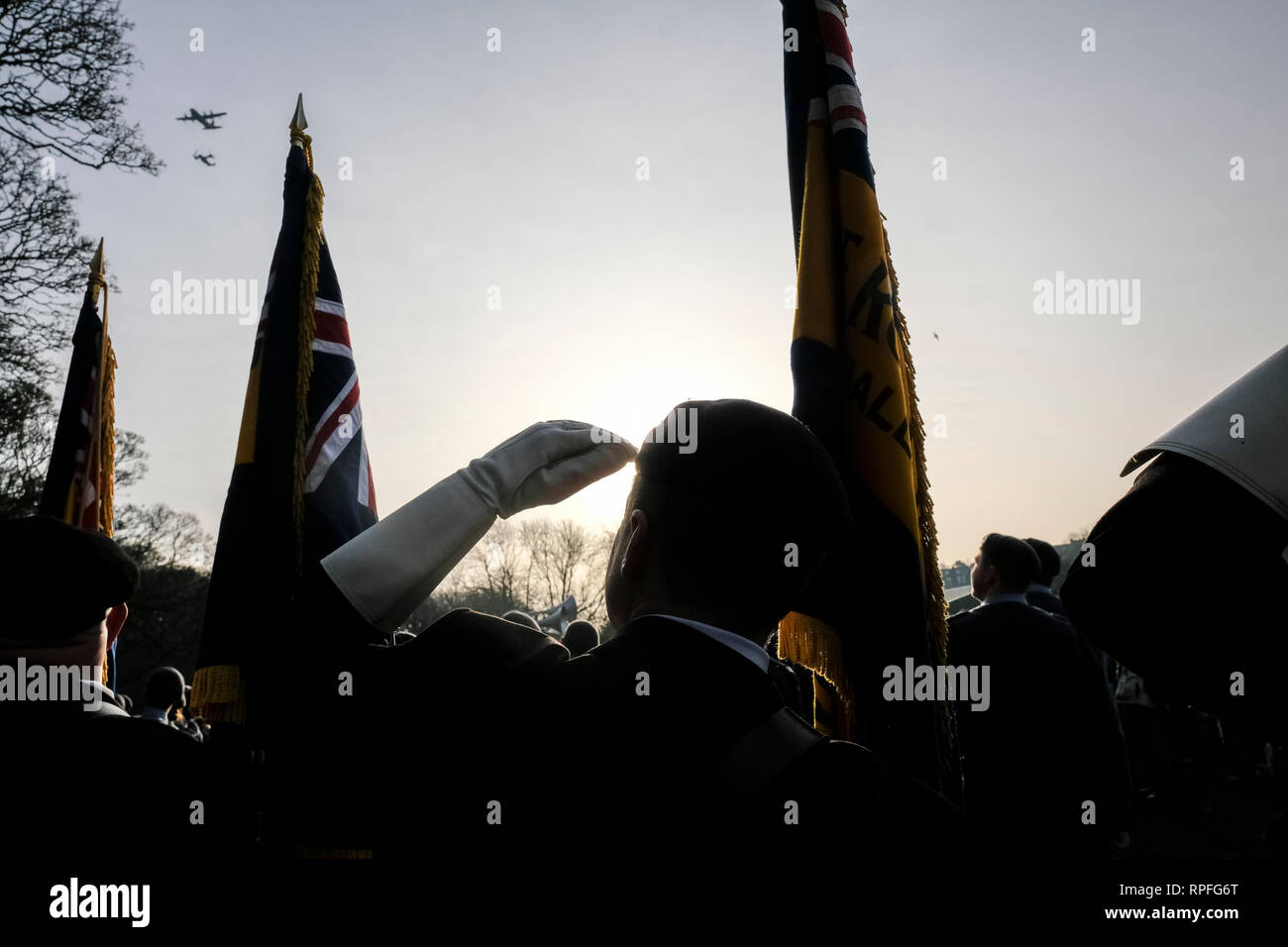 Sheffield, Großbritannien. 22 Feb, 2019. Militärflugzeuge aus Großbritannien und den Vereinigten Staaten ein Flypast in Erinnerung an die Crew der bin ich Amigo' B17 Flying Fortress, die in Endcliffe Park vor 75 Jahren, während gleichzeitig eine Gruppe von Kindern beim Spielen im Park. Die Mitglieder der Royal British Legion beobachtet. Eines dieser Kinder, Tony Foulds, hat in der Folge die Gedenkstätte seit Jahrzehnten jeden Tag gepflegt. Die Flypast wurde von Dan Walker und die BBC angeordnet, nachdem er Tony Foulds im Park getroffen. Quelle: Jeremy Abrahams/Alamy leben Nachrichten Stockfoto