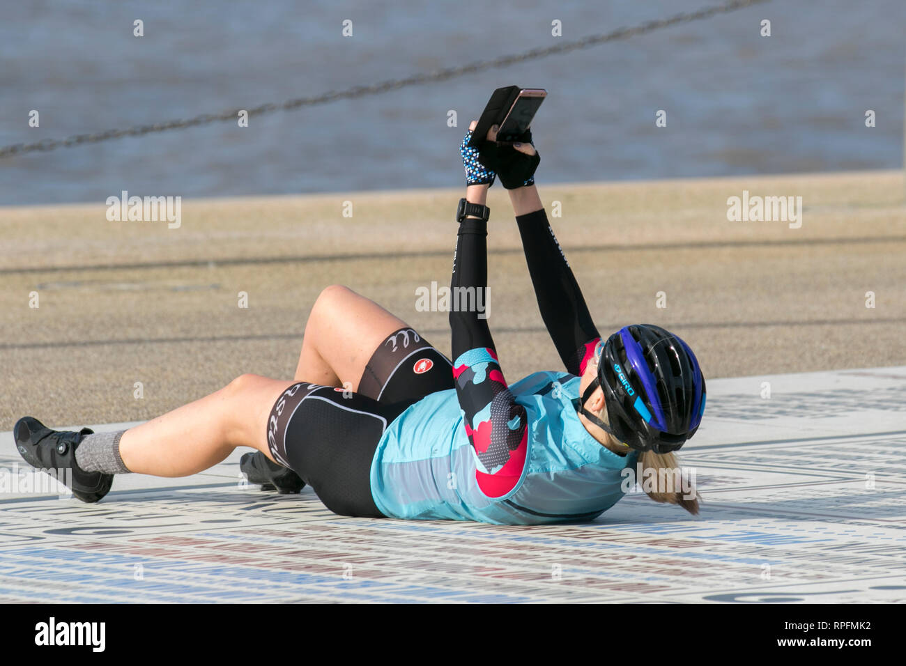 Blackpool, Lancashire. 22. Februar, 2019. UK Wetter. Selfie in Shorts, blauer Himmel und Sonnenschein mit Rekordtemperaturen erwartet. Extreme Wetterereignisse sind im Einklang mit dem, was wir von einem sich verändernden Klima erwarten. Credit: MWI/AlamyLiveNews Credit: MediaWorldImages/Alamy leben Nachrichten Stockfoto