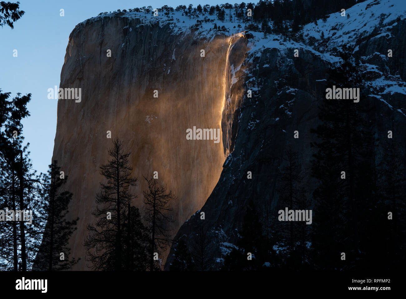 (190222) - YOSEMITE NATIONAL PARK, Februar 22, 2019 (Xinhua) - Foto am 13.02.21, 2019 genommen wird, zeigt die "firefall' an der Yosemite Nationalpark in Kalifornien, in den Vereinigten Staaten. Die 'firefall' Phänomen, das jedes Jahr im Februar passiert, tritt auf, wenn die untergehende Sonne die Schachtelhalm Fallen im richtigen Winkel trifft. (Xinhua / Qian Weizhong) Stockfoto