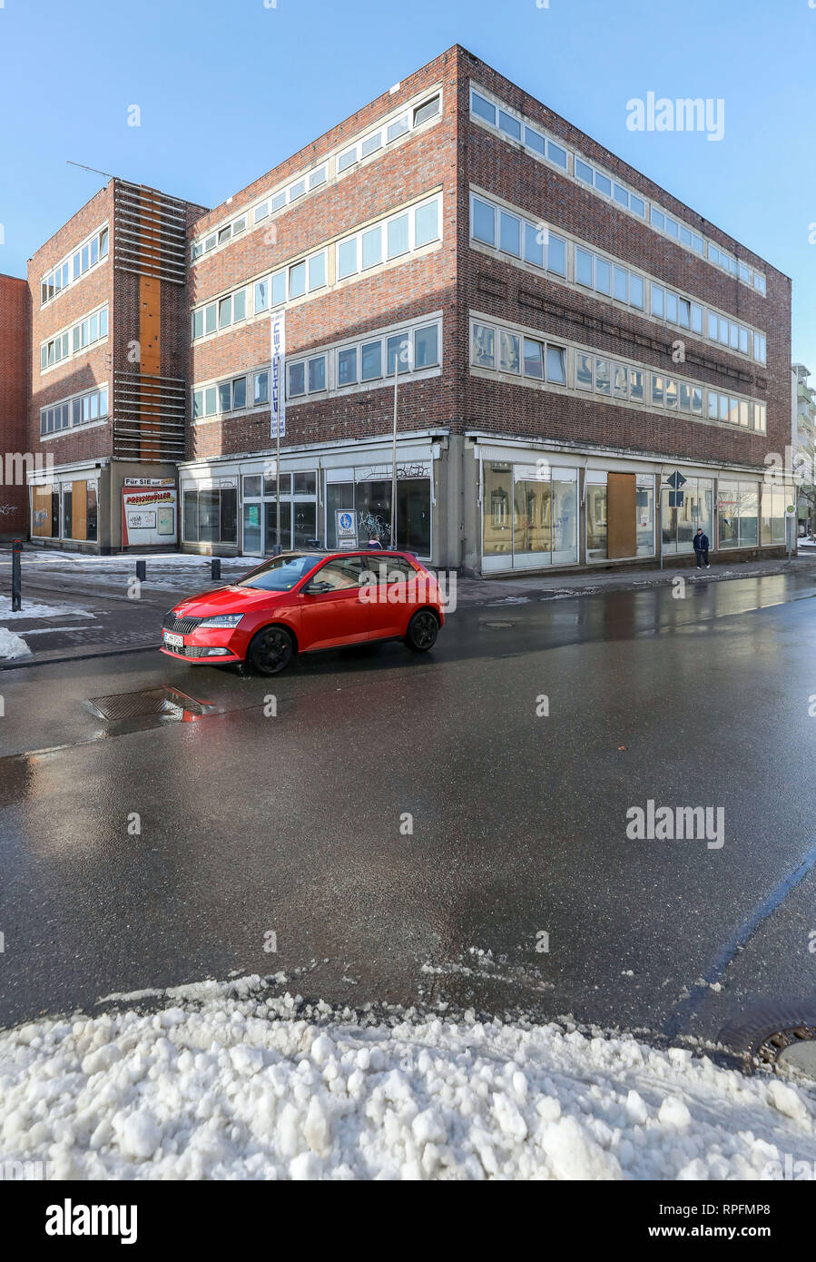 08. Februar 2019, Sachsen, Crimmitschau: Das ehemalige Kaufhaus Schocken in der Innenstadt von Crimmitschau. Das 1928 erbaute Gebäude gehörte zu, was dann Deutschlands fünftgrößte Warenhauskette. Sachsen ist nicht nur Barock und Renaissance, an vielen Orten Gebäude aus dem frühen 20. Jahrhundert prägen das Stadtbild. Foto: Jan Woitas/dpa-Zentralbild/ZB Stockfoto