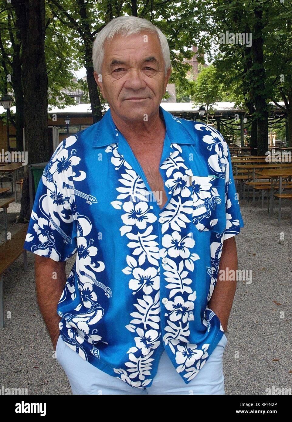 Eingereicht - 04. Juli 2003, Bayern, München: Das Pop Star Gus Backus. Backus ist tot. Er starb am 21.02.2019 nach langer, schwerer Krankheit im Alter von 81 Jahren zu Hause in Germering bei München, als seine Kinder am 22.02.2019 in der Deutschen Presse Agentur berichtet. Foto: Ursula Düren/dpa Stockfoto