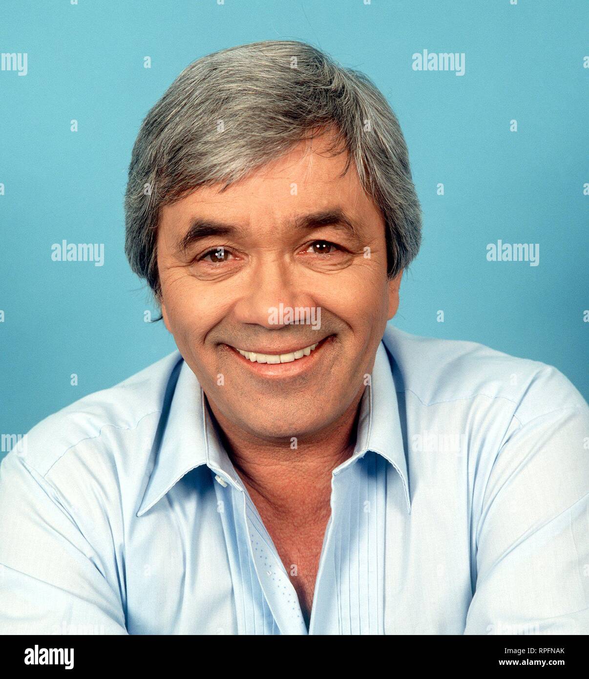 Die amerikanische Pop Sänger Gus Backus, aufgezeichnet am 11.12.1991. Er wurde in Deutschland 1960 mit dem Hit "Brauner Bar und Weisse Taube" bekannt. Andere erfolgreiche Titel wurden "Es sprach der Alte Häuptling der Indianer" und "der Mann im Mond". | Verwendung weltweit Stockfoto