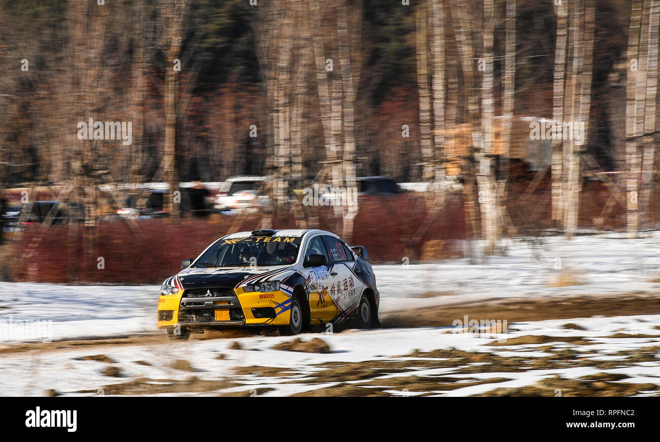 Changbaishan. 22 Feb, 2019. Treiber Jin Jing und Co - Treiber Wang Shaowei von Xiong Feng Sport Team während des Qualifying des China Snow Rally der China Rally Championship (CRC) von 2019 in der changbai Berge im Nordosten der chinesischen Provinz Jilin am 13.02.22., 2019. Der CRC2019 racing Wettbewerb begann hier am Freitag. Credit: Xia Yifang/Xinhua/Alamy leben Nachrichten Stockfoto