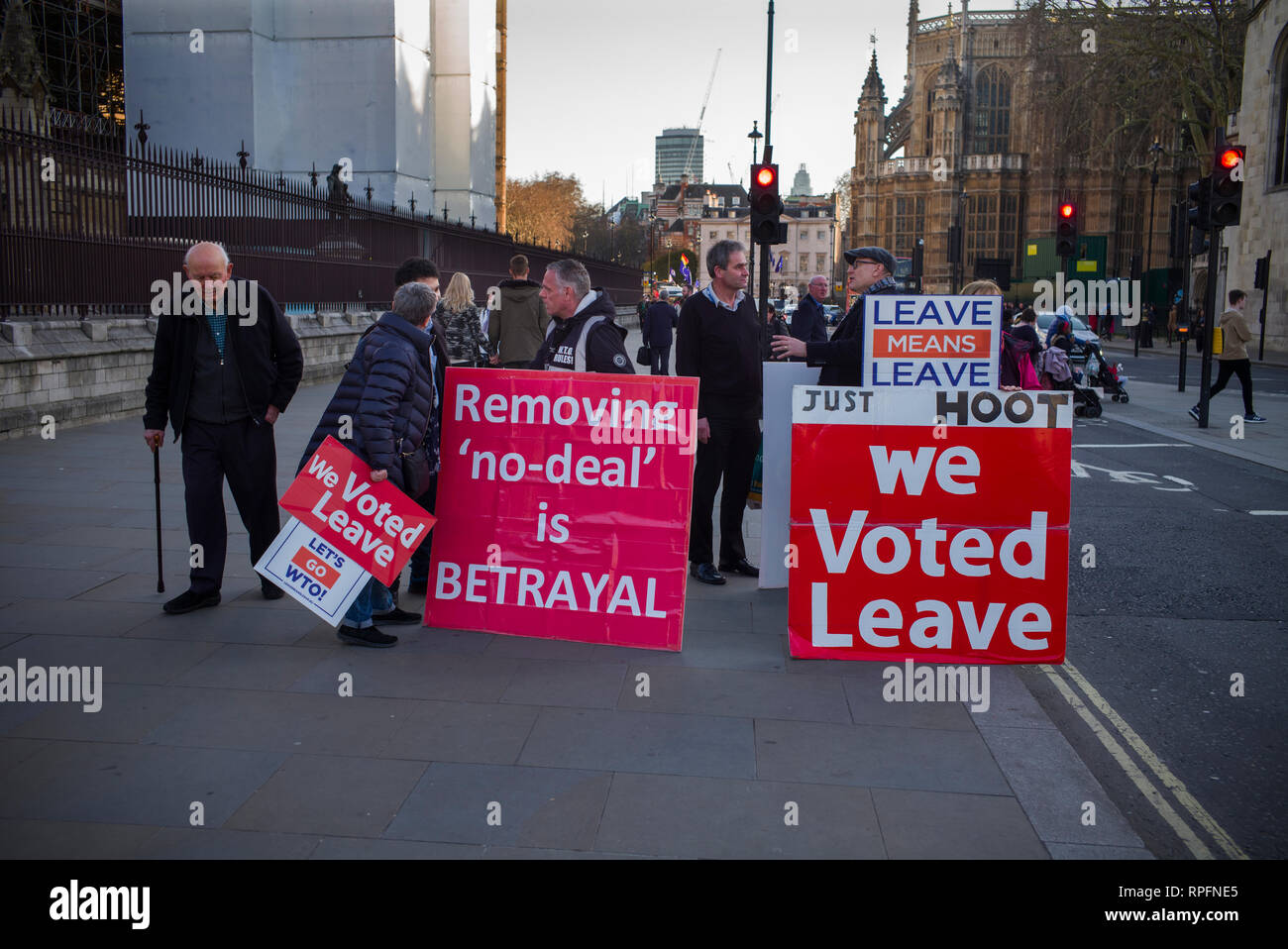 London Westminster, Großbritannien. 21 Feb, 2019. Pro Brexit Demonstranten außerhalb des Palastes von westmister in Central London, England, UK. Wir haben Verlassen domonstration in Parliament Square Westminster London Credit: Brian Harris/Alamy leben Nachrichten Stockfoto