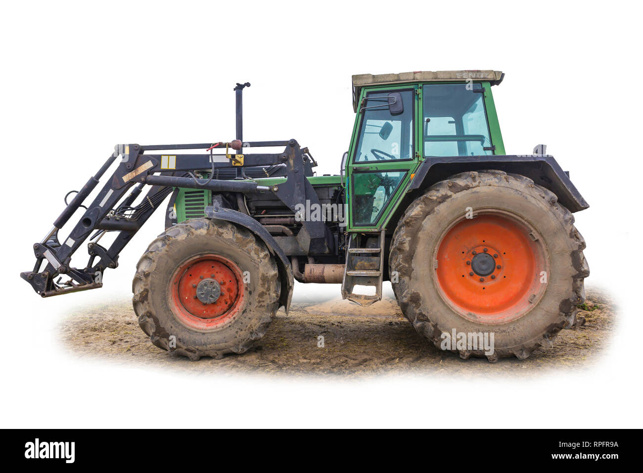 Seitenansicht eines leistungsstarken Traktor für Arbeiten auf einem Bauernhof entwickelt. Geschlossene Limousine, roten Rädern. Isoliert Foto. Ausrüstung für eine Molkerei. Stockfoto