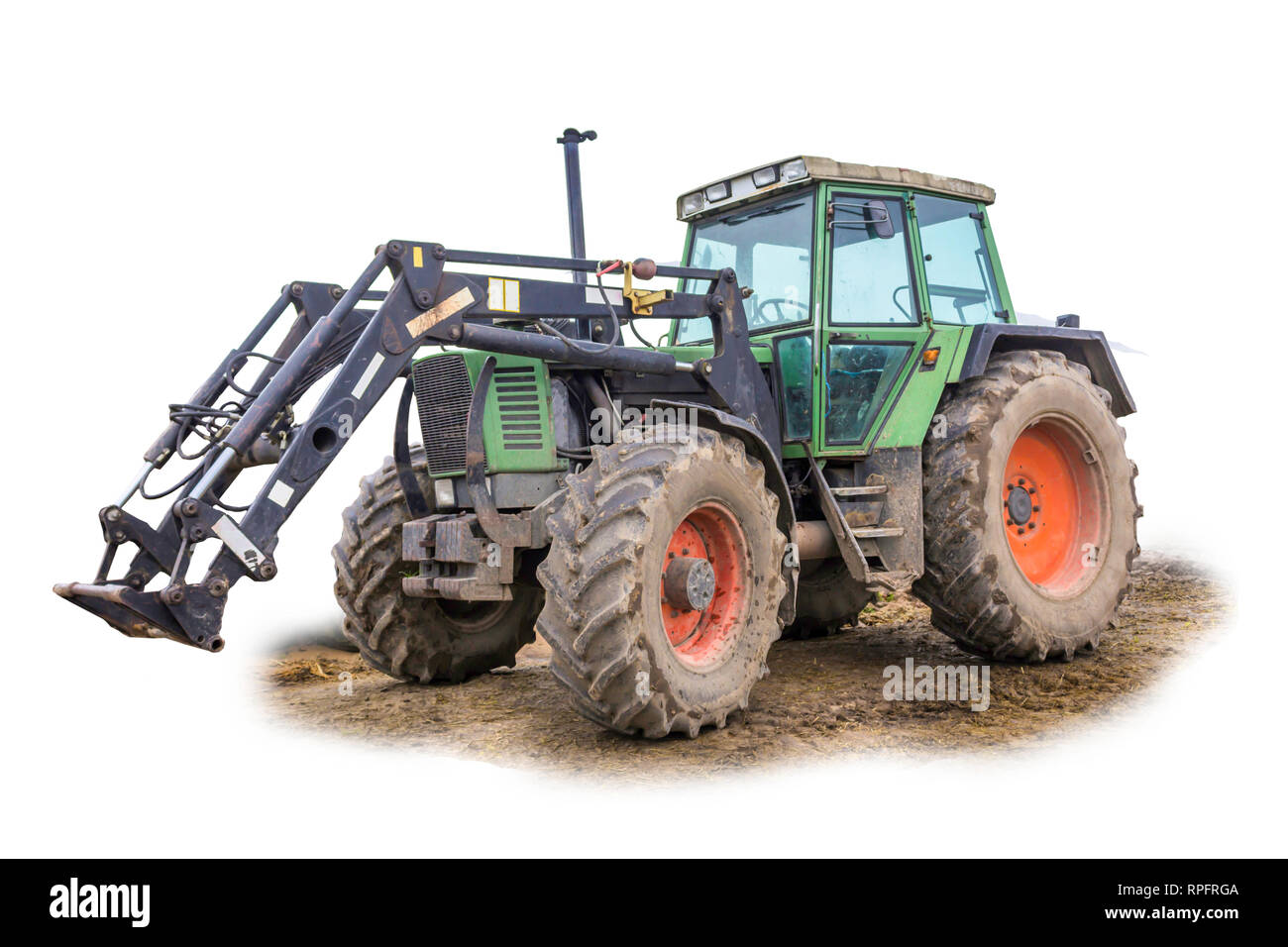 Allgemeine Ansicht eines leistungsstarken Traktor für Arbeiten auf einem Bauernhof entwickelt. Geschlossene Limousine, roten Rädern. Isoliert Foto. Ausrüstung für eine Molkerei. Stockfoto