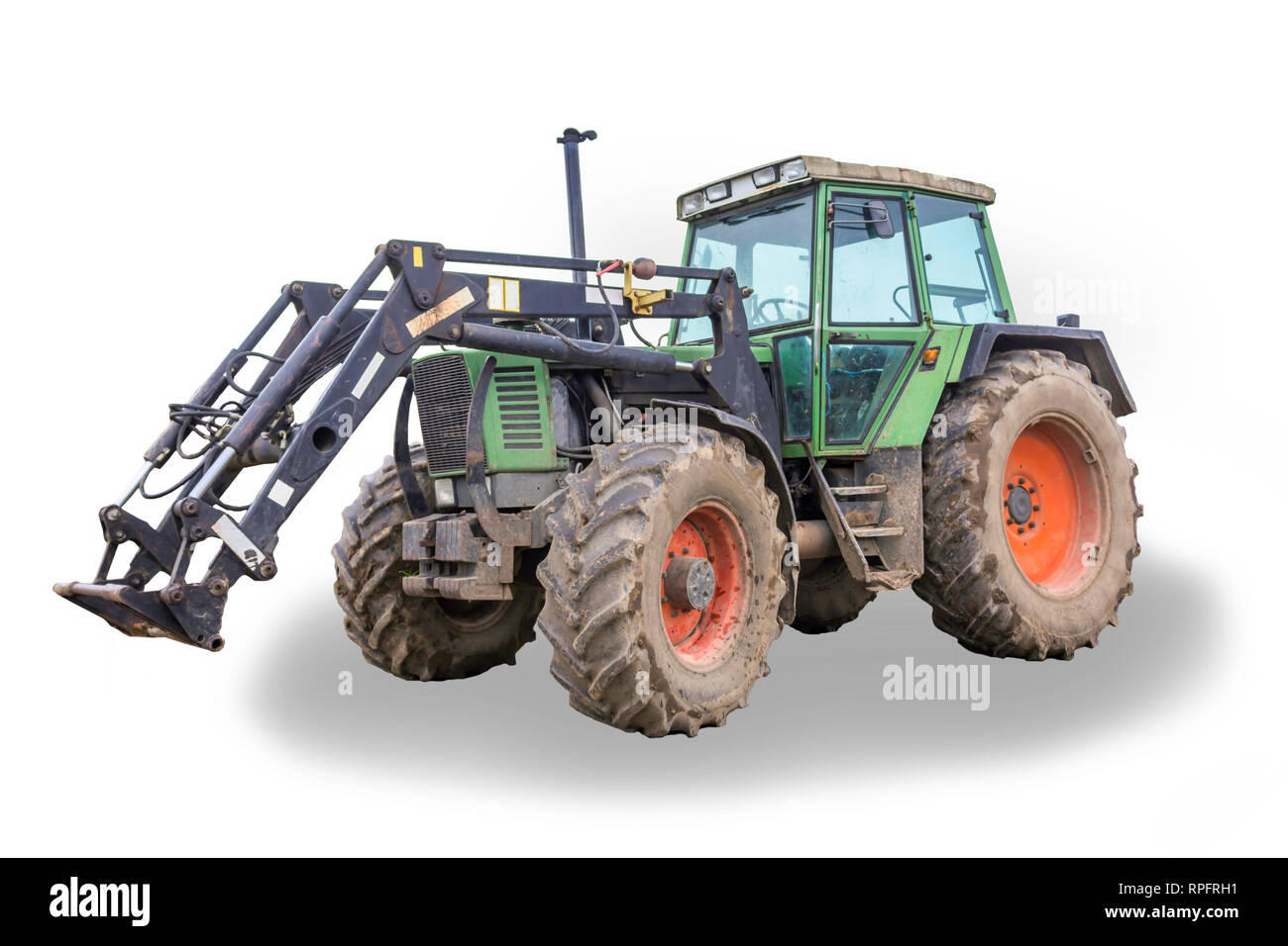 Allgemeine Ansicht eines leistungsstarken Traktor für Arbeiten auf einem Bauernhof entwickelt. Geschlossene Limousine, roten Rädern. Isoliert Foto. Ausrüstung für eine Molkerei. Stockfoto