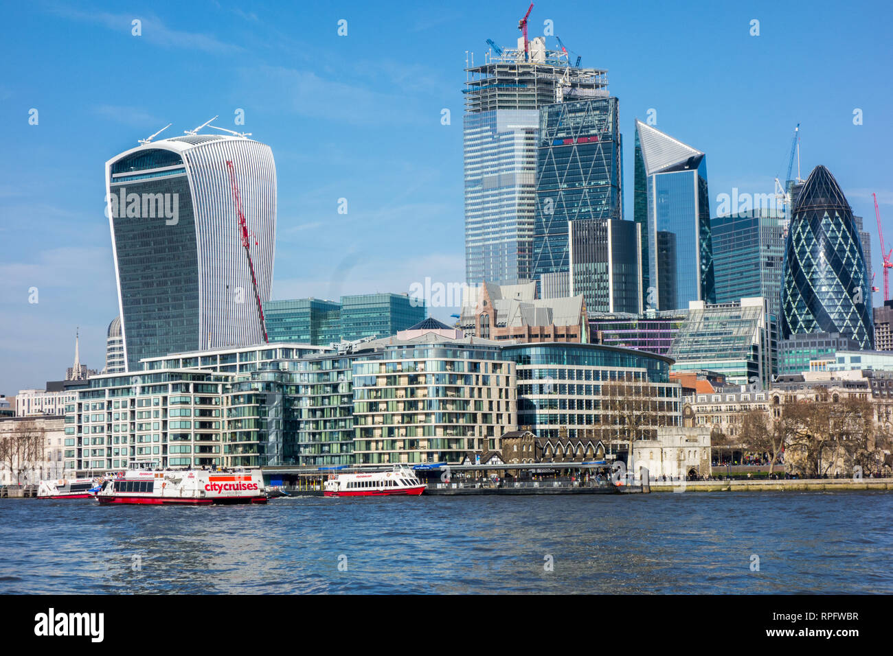 Skyline von London über die Themse in die City von London mit seinen vielen modernen neuen Gebäude und Büros Stockfoto