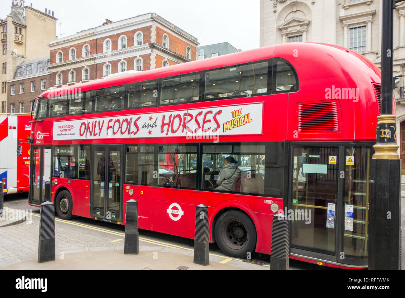 Rote Doppeldecker London Bus Anzeige eine Anzeige für das Spiel der Nur Dummköpfe und Pferde die musikalische Stockfoto