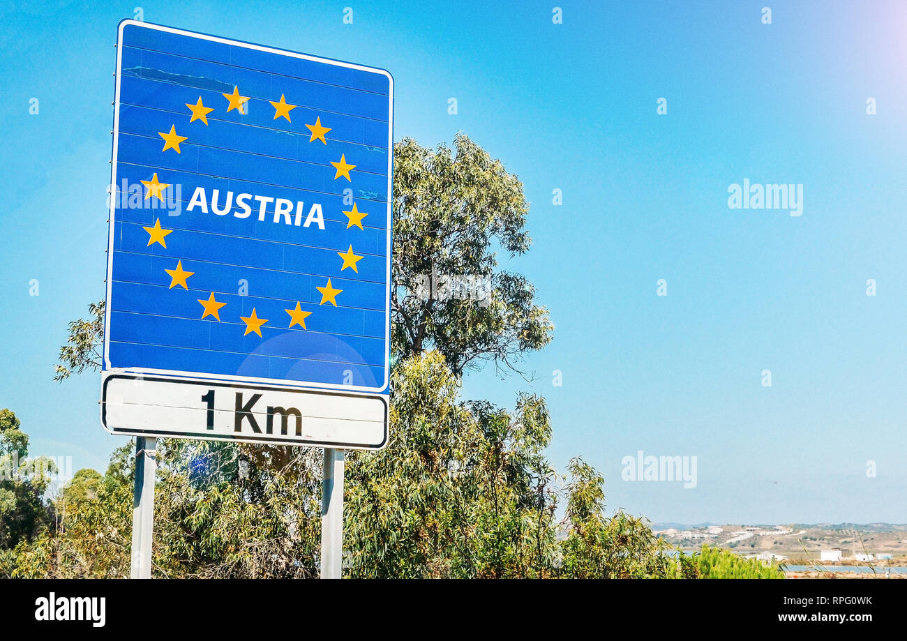 Schild an der Grenze von einem Land der Europäischen Union, Österreich 1 km voran mit blauen Himmel Platz kopieren Stockfoto
