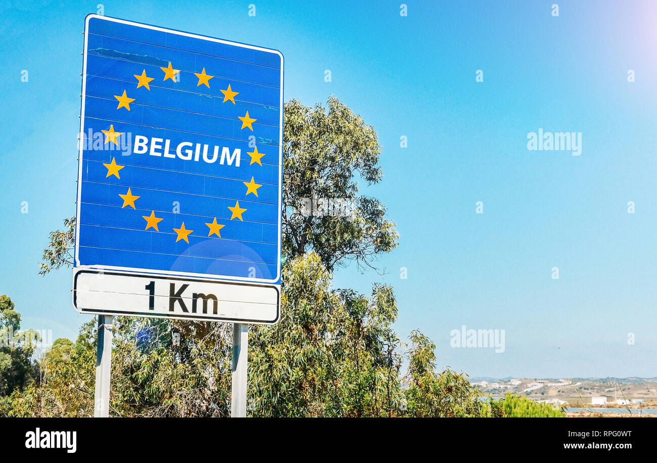Schild an der Grenze von einem Land der Europäischen Union, Belgien 1 km voran mit blauen Himmel Platz kopieren Stockfoto