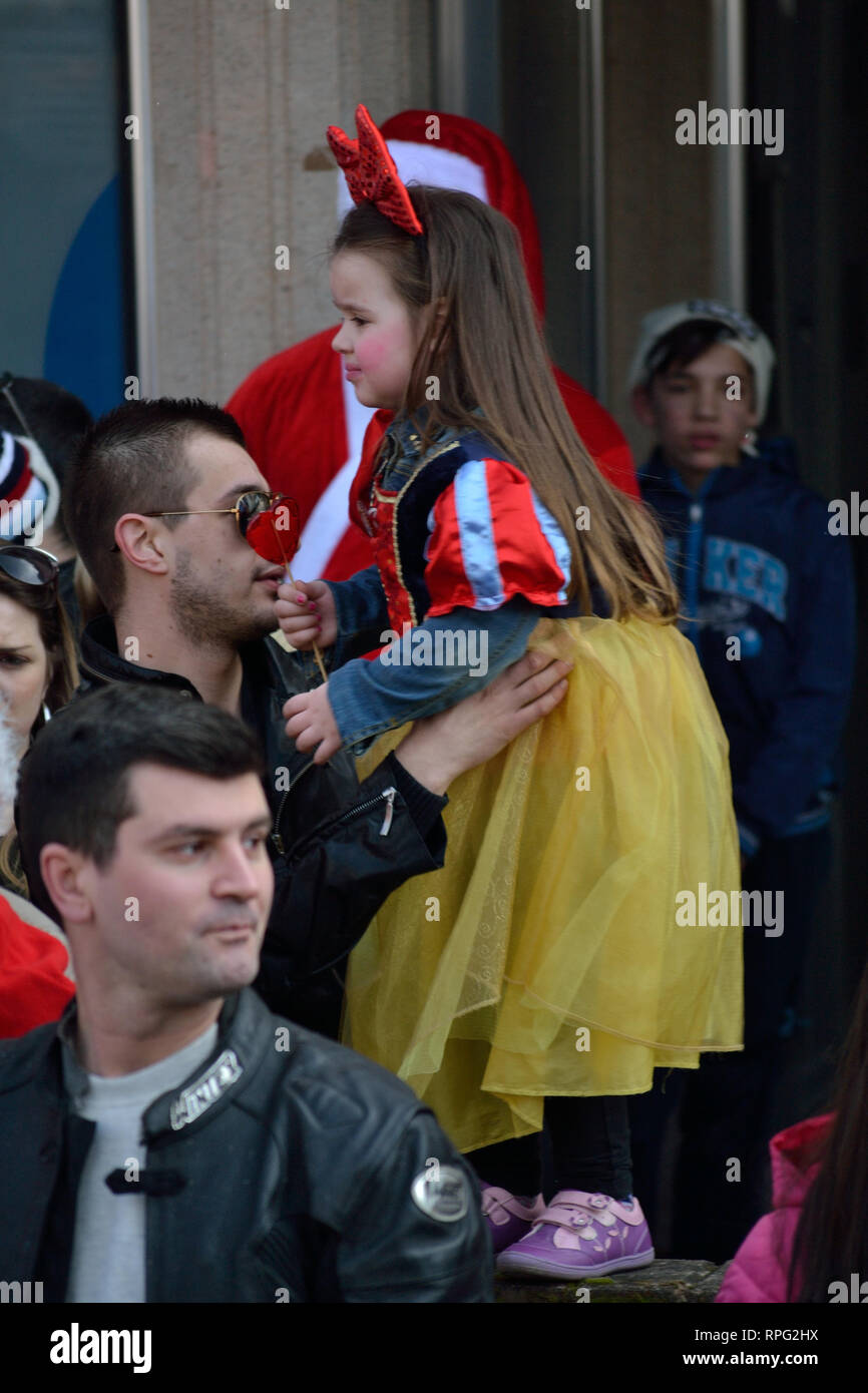 Ein Vater seine Tochter über seinem Kopf während einer Maskerade. Mädchen ist als Schneewittchen, Svilajnac, Serbien, Europa maskiert Stockfoto