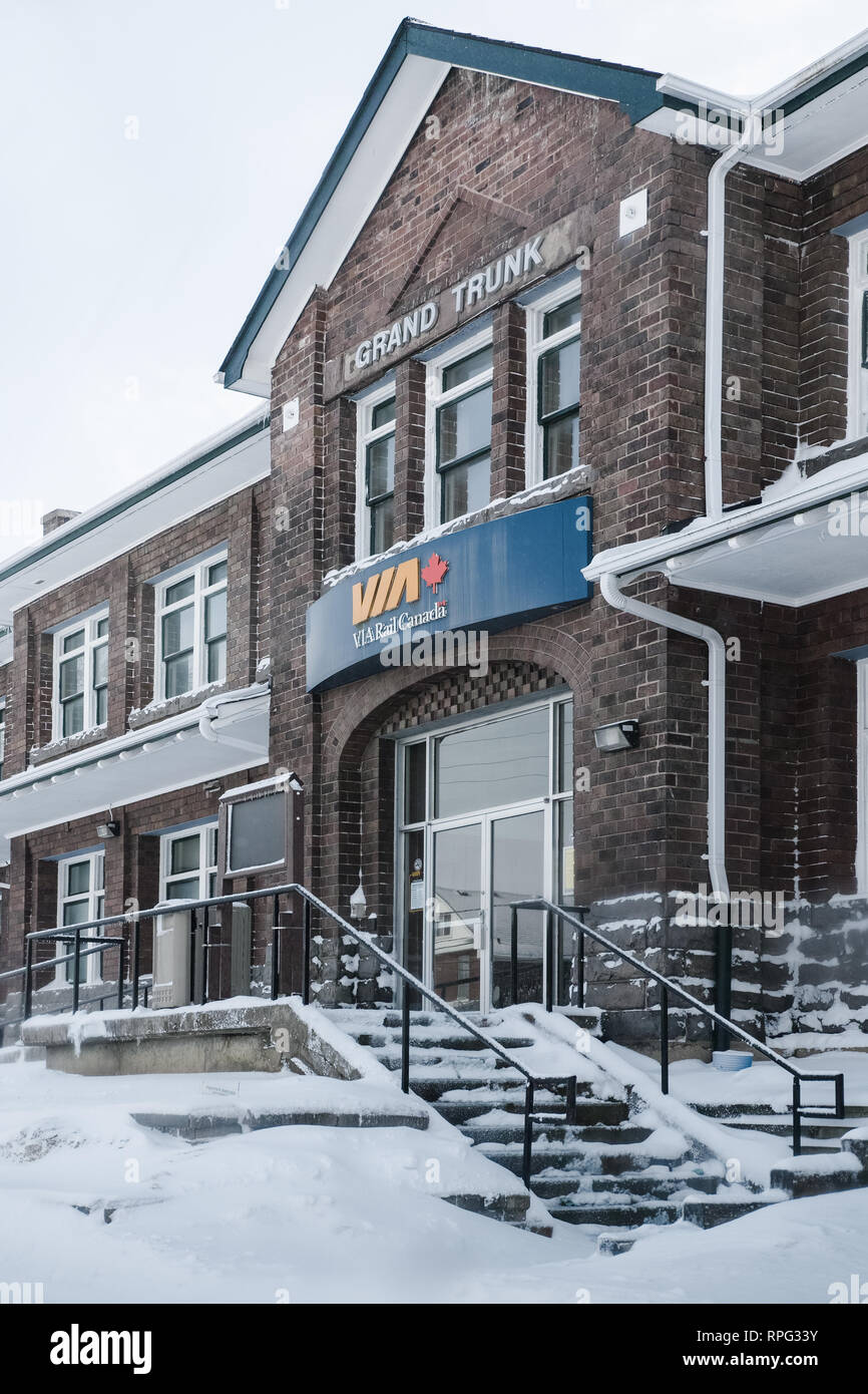 Ein Blick auf die Fassade des Stratford Bahnhof in Ontario, namens Grand Trunk. Über dem Eingang, wir finden Sie in der Via Rail Canada Logo. Stockfoto