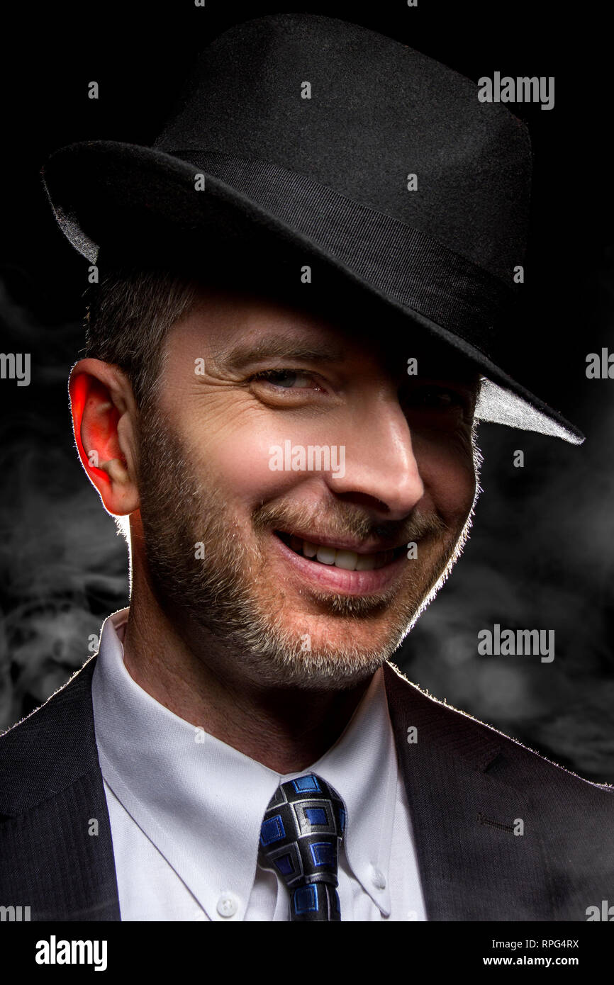 Mann mit einem fedora Hut als Film noir Detektiv oder Gangster posing Stockfoto