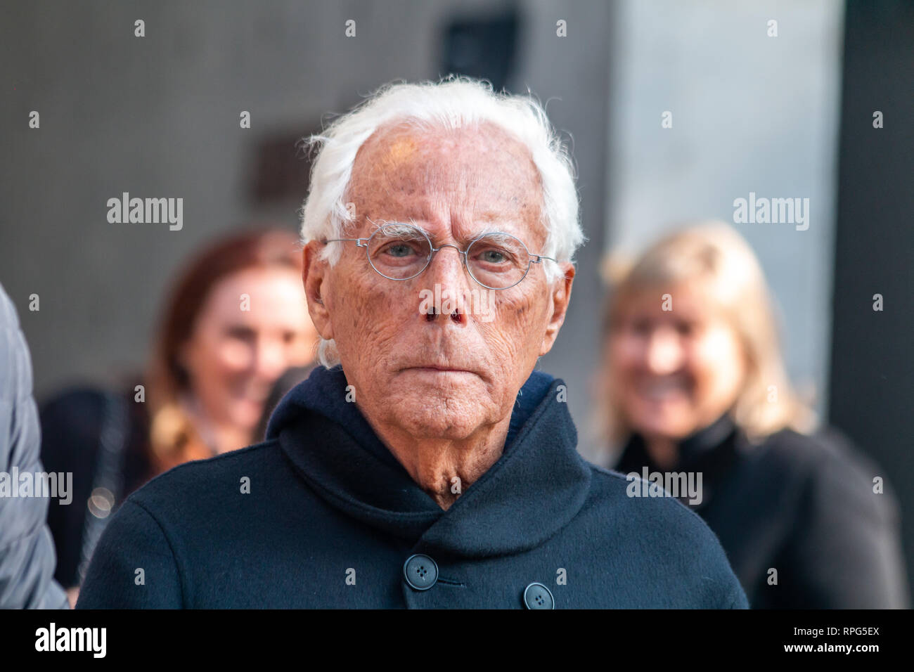 Mailand, Italien. 21 Feb, 2019. NAMEGUEST außerhalb Emporio Armani zeigen während der Mailand Fashion Week Herbst/Winter 2019/20 Kredit: Alessandro Bremec/Pacific Press/Alamy Live Nachrichten gesehen Stockfoto