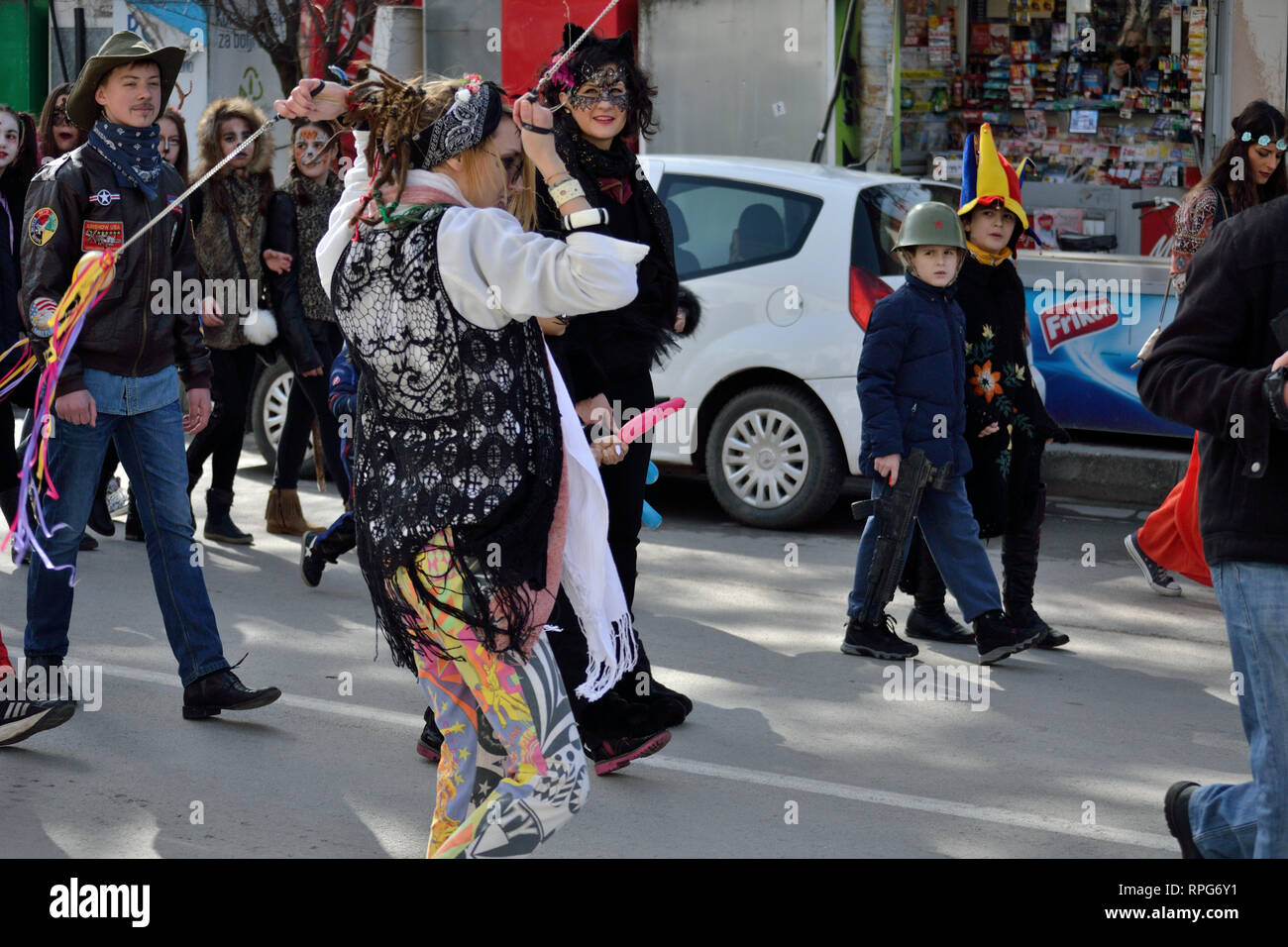 Gruppe der verkleidete Menschen auf der Straße während des Karnevals, Svilajnac, Serbien, Europa Stockfoto