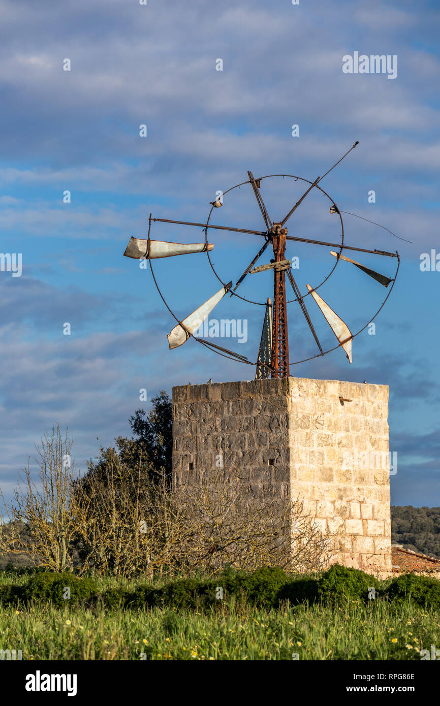 Windmühle in ländlichen Szene in der Nähe von Campos, Mallorca, Balearen, Spanien ruiniert Stockfoto