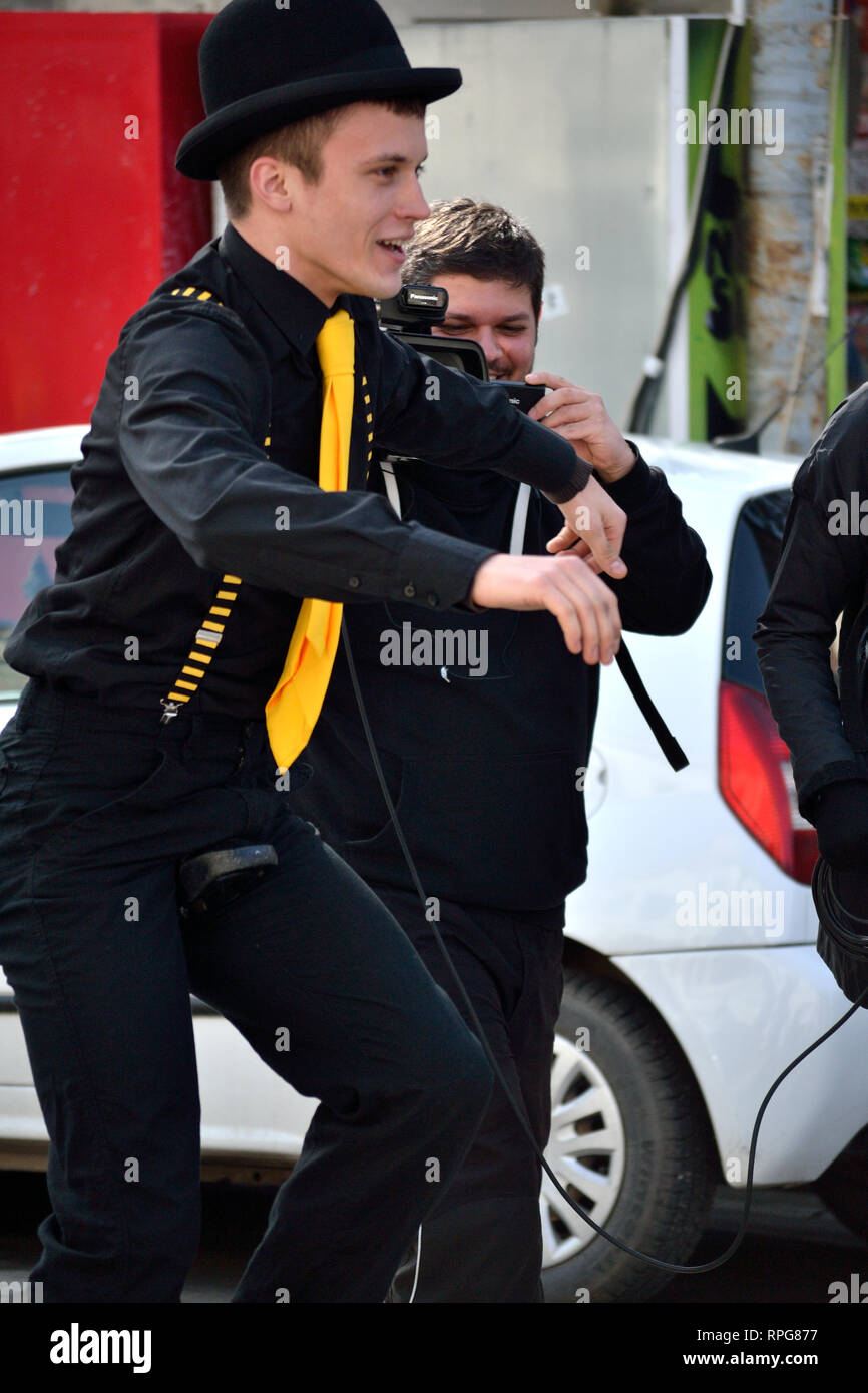 Junger Mann in Hut Einrad fahren, Svilajnac, Serbien, Europa Stockfoto