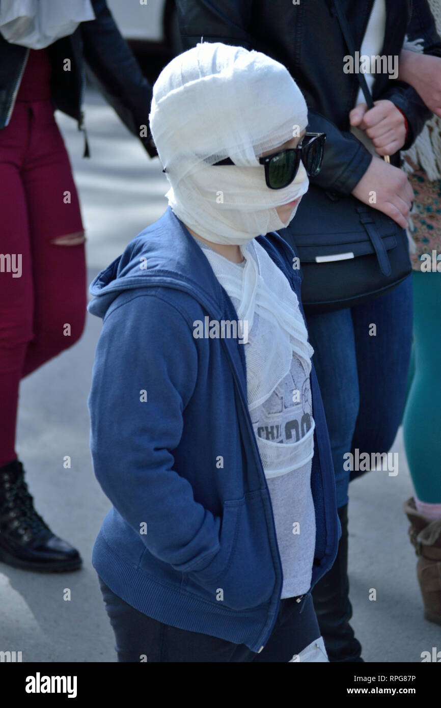 Boy als Mumie auf einer Maskerade, Svilajnac, Serbien, Europa verkleidet Stockfoto