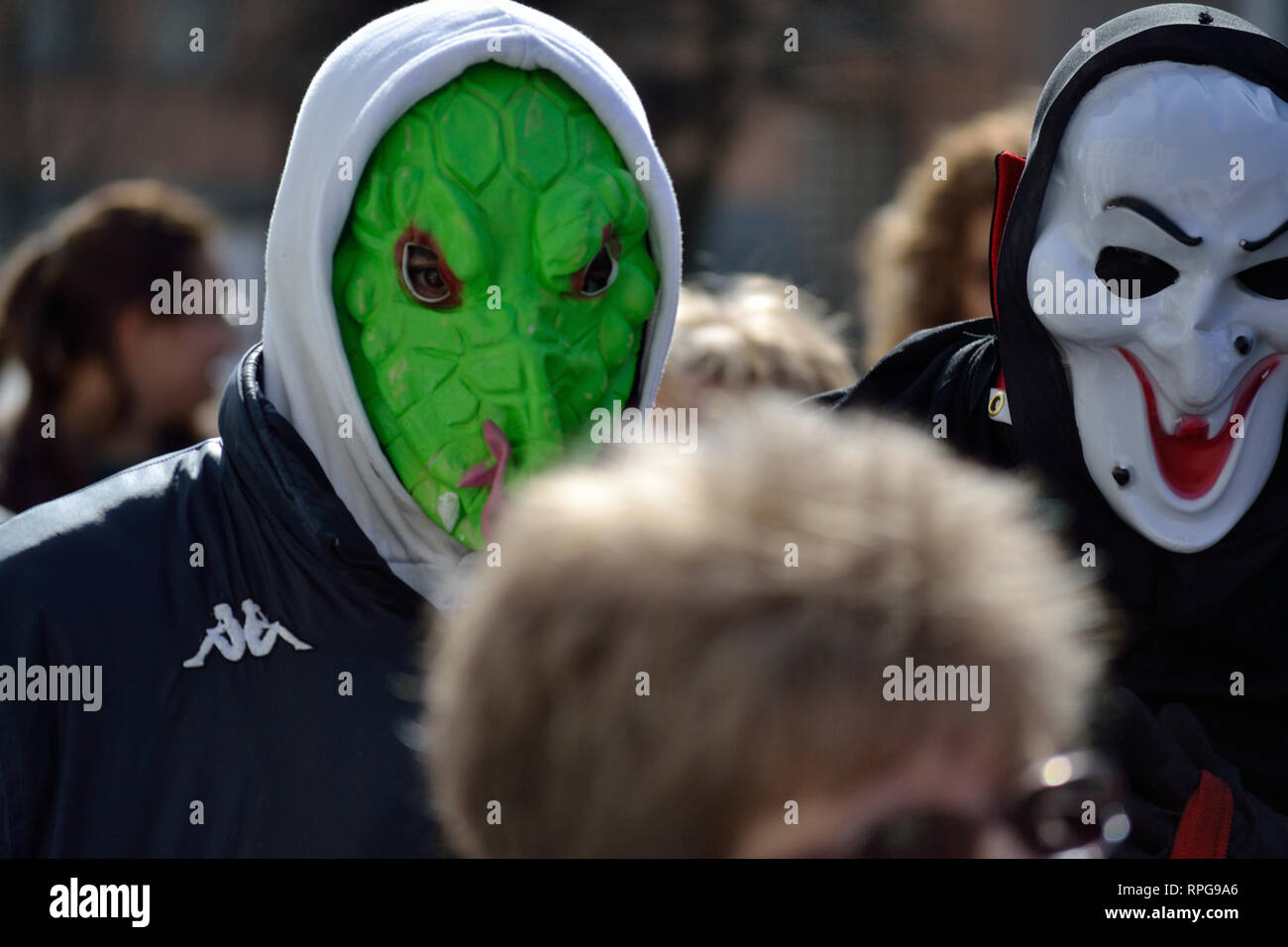 Zwei maskierte Männer, Svilajnac, Serbien, Europa Stockfoto