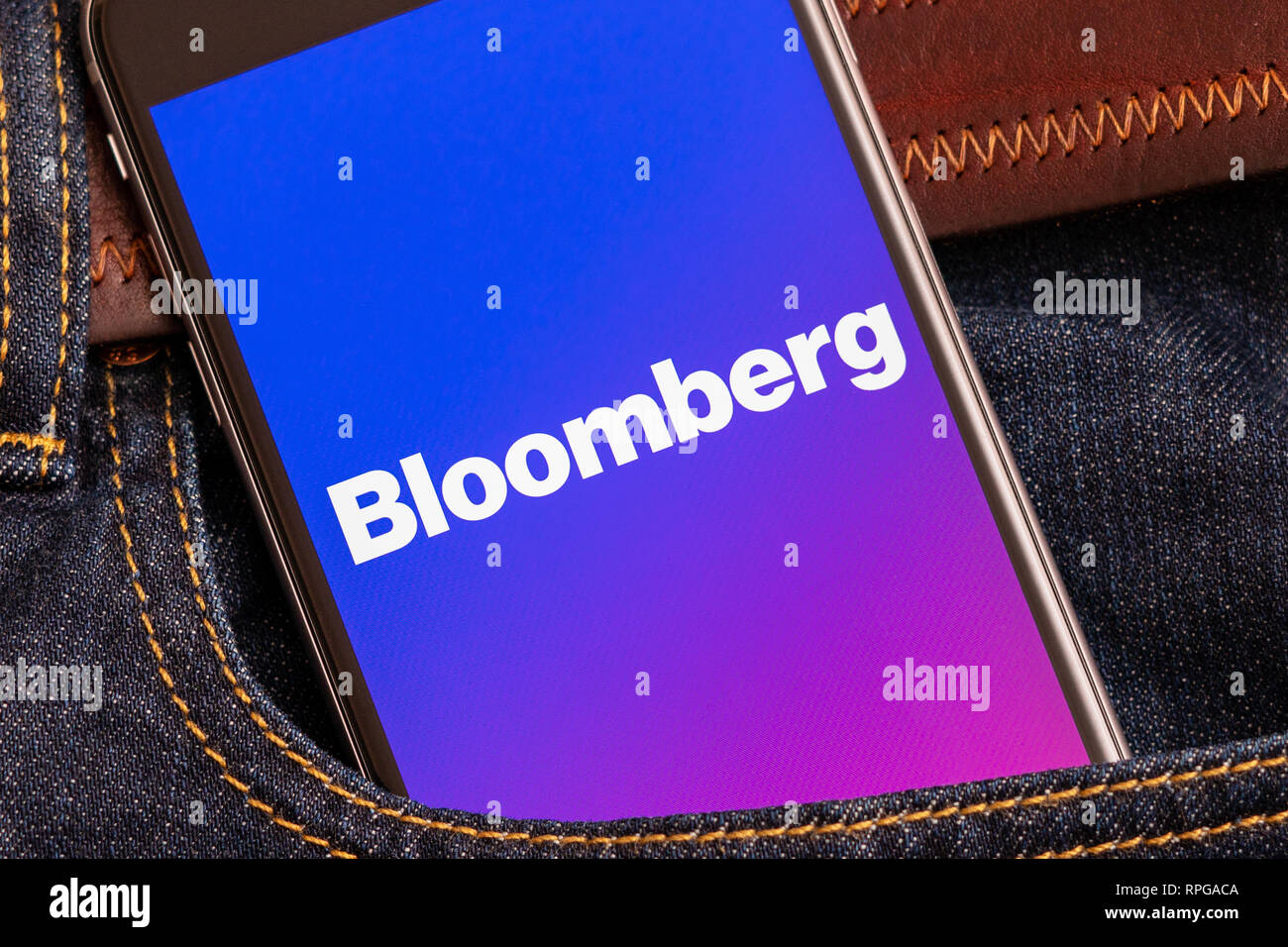 Schwarz mit Logo der Medien Bloomberg auf dem Bildschirm. Nachrichten symbol Medien. Denim Jeans Hintergrund Stockfoto