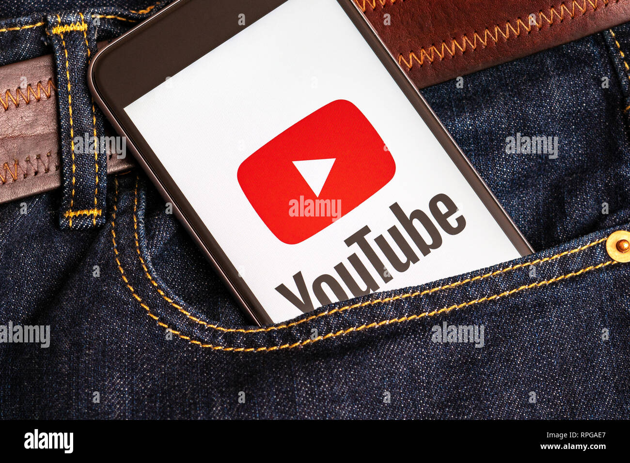 Schwarz mit roten Logo der Social Media YouTube auf dem Bildschirm. Social media Symbol. Denim Jeans Hintergrund Stockfoto