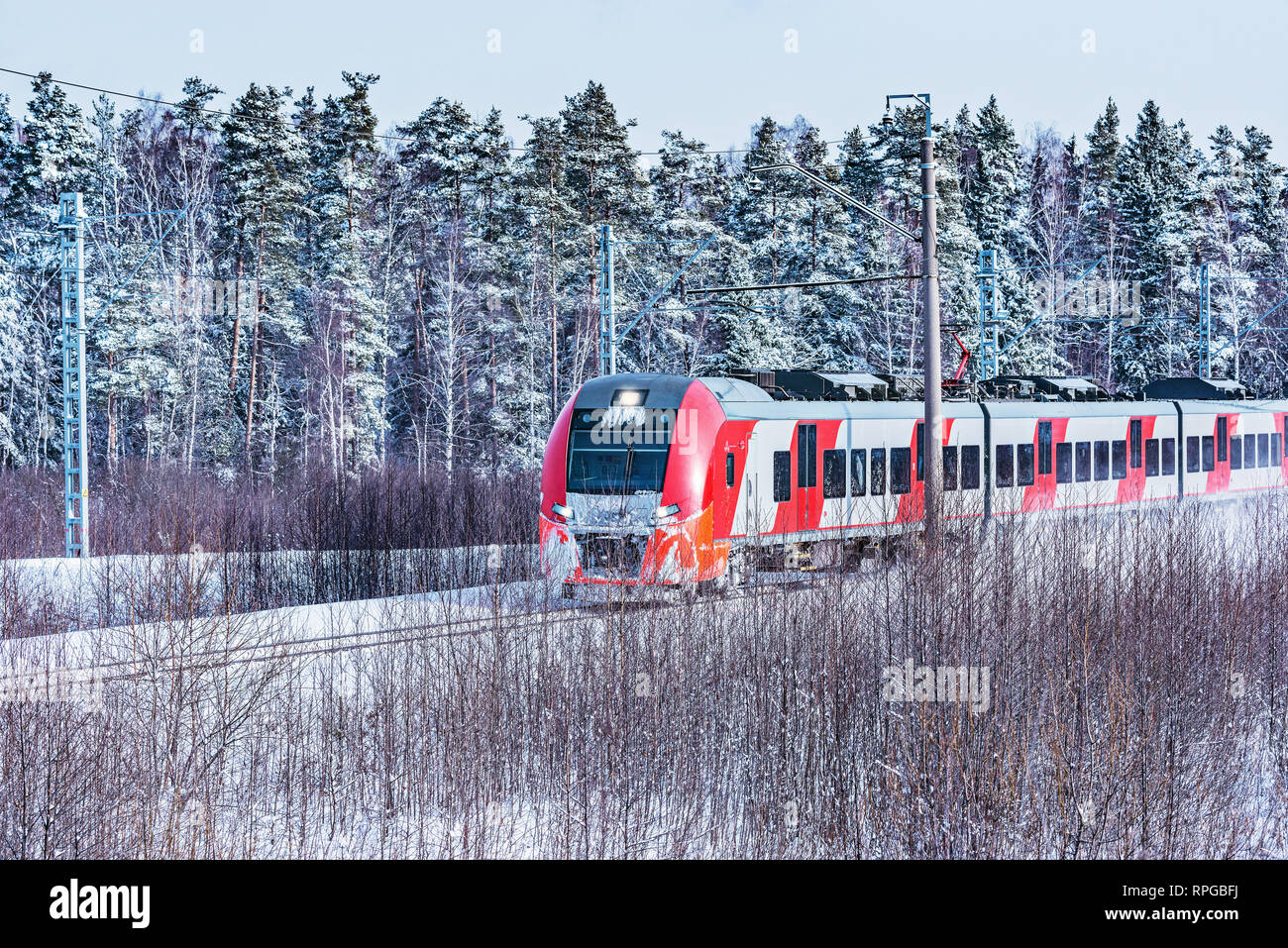 Moderne Hochgeschwindigkeitszug Ansätze für die Station auf der Winter morgen Zeit. Fryazevo. Region Moskau. Russland. Stockfoto