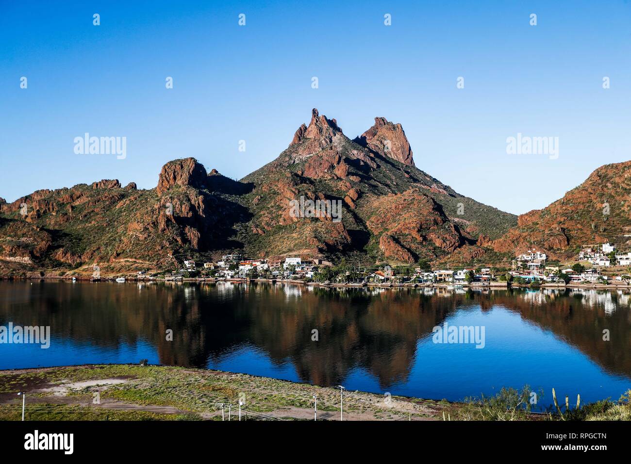 Bahia und Tetakahui Hügel in Bahia neben der Wüste in San Carlos, Sonora, Mexiko. Golf von Kalifornien. Das Meer von Cortés. Mar Bermejo, befindet sich zwischen der Halbinsel Baja California. Reiseziel, Ausflüge. (Foto: Luis Gutierrez/NortePhoto.com) Stockfoto