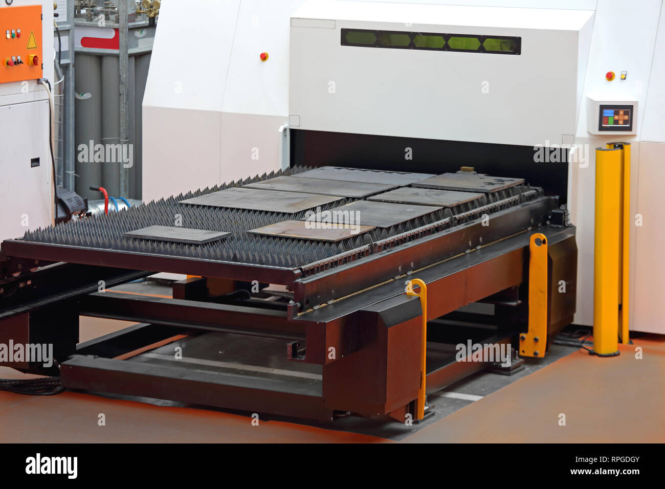 Laserschneidanlage für Platte Metallverarbeitung Produktion Stockfoto