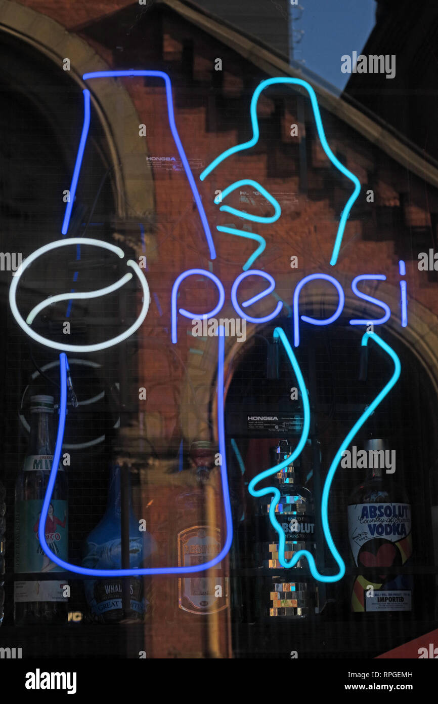 Sexistische Pepsi Flasche & weibliche Form auf einer Leuchtreklame, Sexismus und lebendig, High Heels, lange Beine, große Brüste und eine Cola Stockfoto