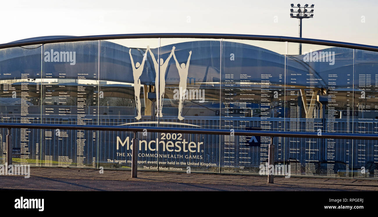 XVII Commonwealth Games und allgemein als Manchester Stadion Gewinner Plakette 2002 im Glas bekannt, North West England, Großbritannien Stockfoto