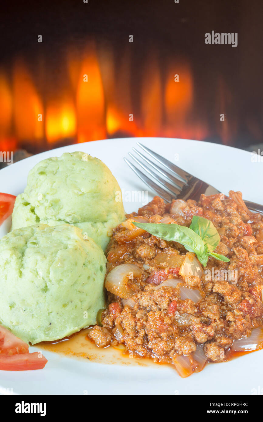 Kenianische curry Eintopf mit einer Seite der mukimo. Stockfoto