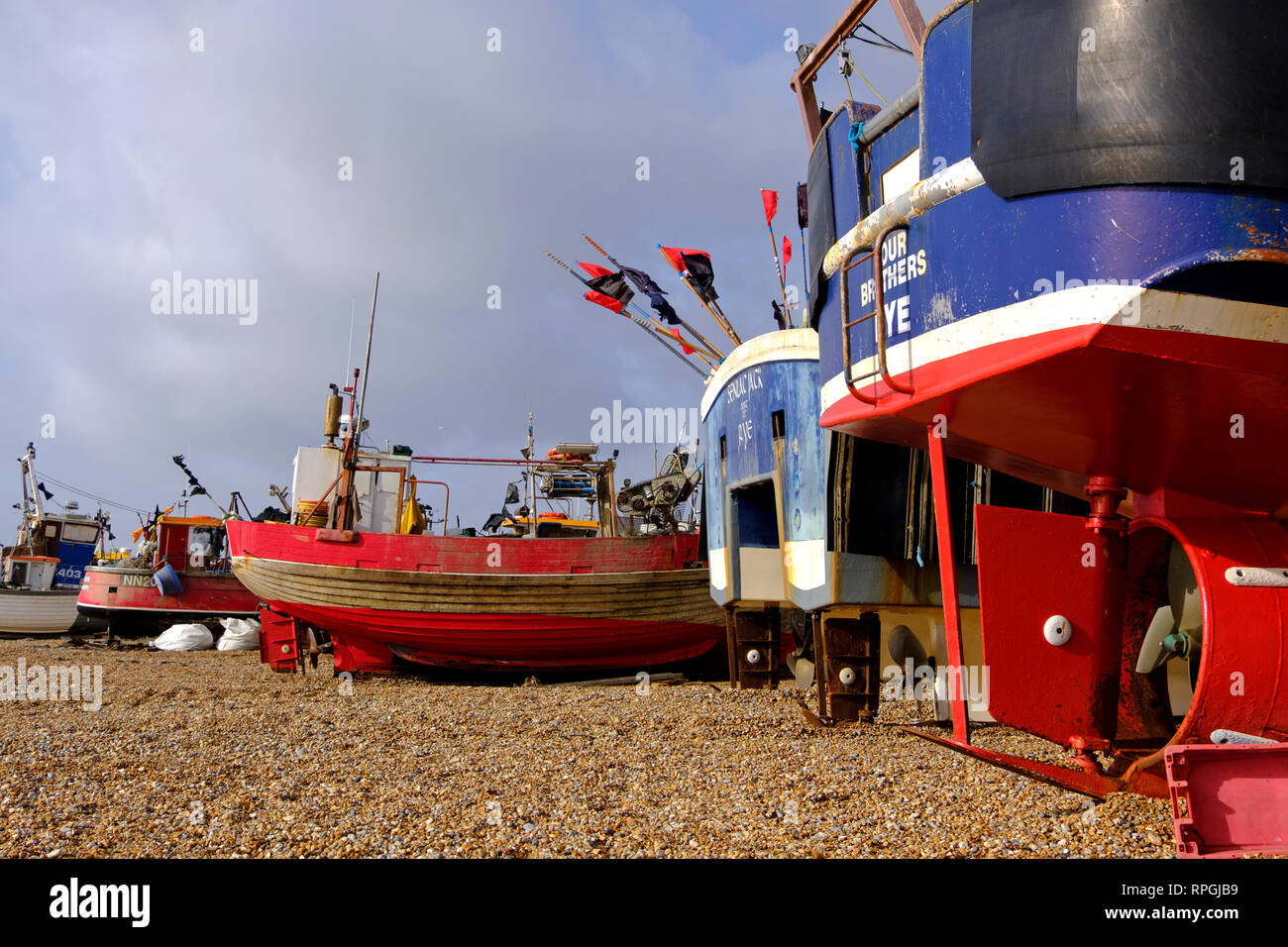 Hastings Fischerboote am Strand die Stader Altstadt von Stadt Fischer, East Sussex, UK an einem stürmischen Tag im Winter. Stockfoto