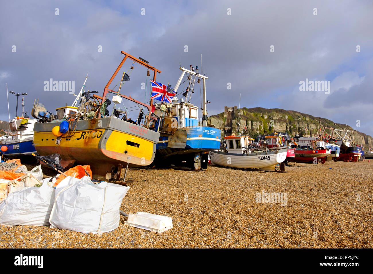 Hastings Fischerboote hochgezogen auf die Altstadt Stade Strand, East Sussex, Großbritannien Stockfoto