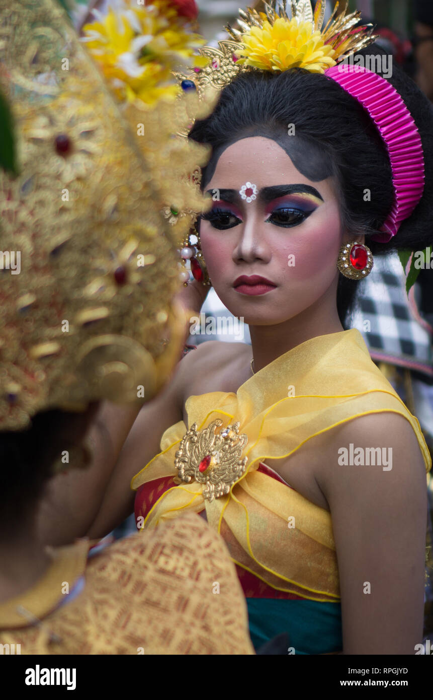 DENPASAR, BALI - Dezember 2017: Denpasar festival Halt jedes Jahr im Dezember. Es gibt einige balinesischen Tanz, der auf dem Festival durchgeführt werden Stockfoto