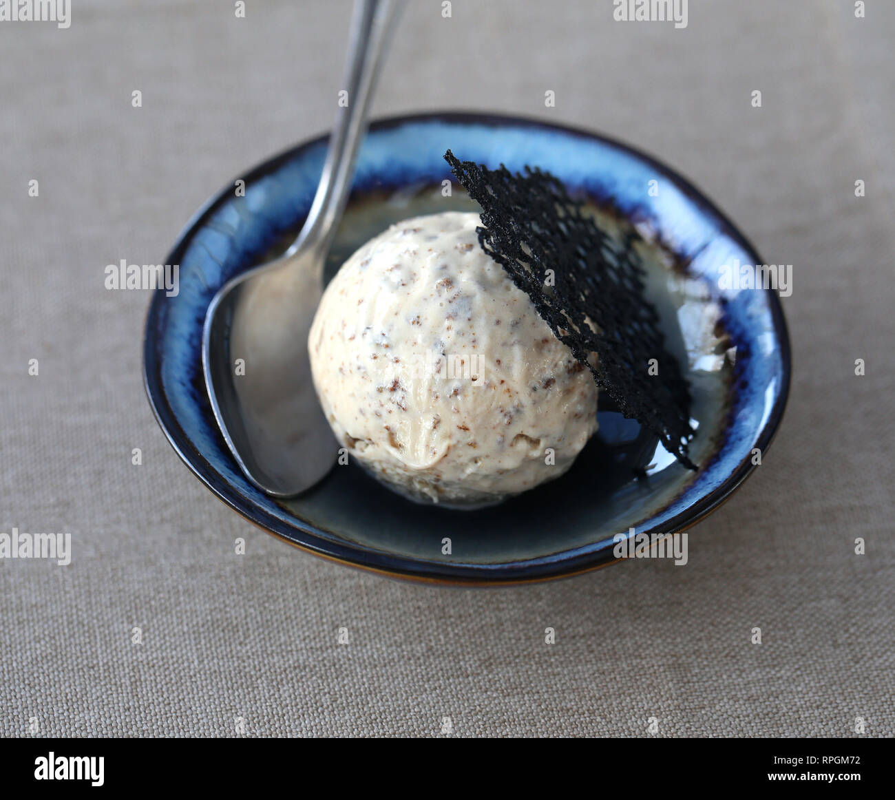 Leckeres Eis mit Schokolade in eine Untertasse mit einem Löffel Stockfoto