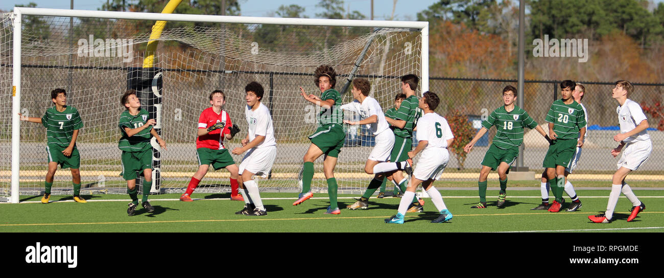Alle Augen sind auf der Suche nach der Kugel als Eckball in der High School Jungen Fußball Aktion auf Woodforest Bank Stadium in Shenandoah, Texas aufgenommen wird. Stockfoto