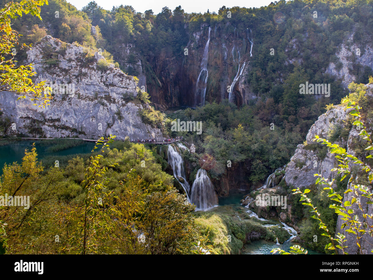 Plitvicer Seen & Veliki Slap (Großer Wasserfall) aus gesehen in der Nähe von Eingang 1. Tausende von Touristen besuchen Sie Kroatien's First National Park jedes Jahr. Stockfoto