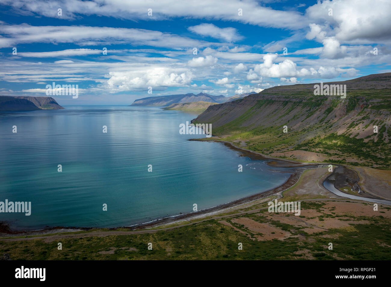 Blick über Arnarfjordur Fjord aus Nordfjall. Westfjorde, Island. Stockfoto