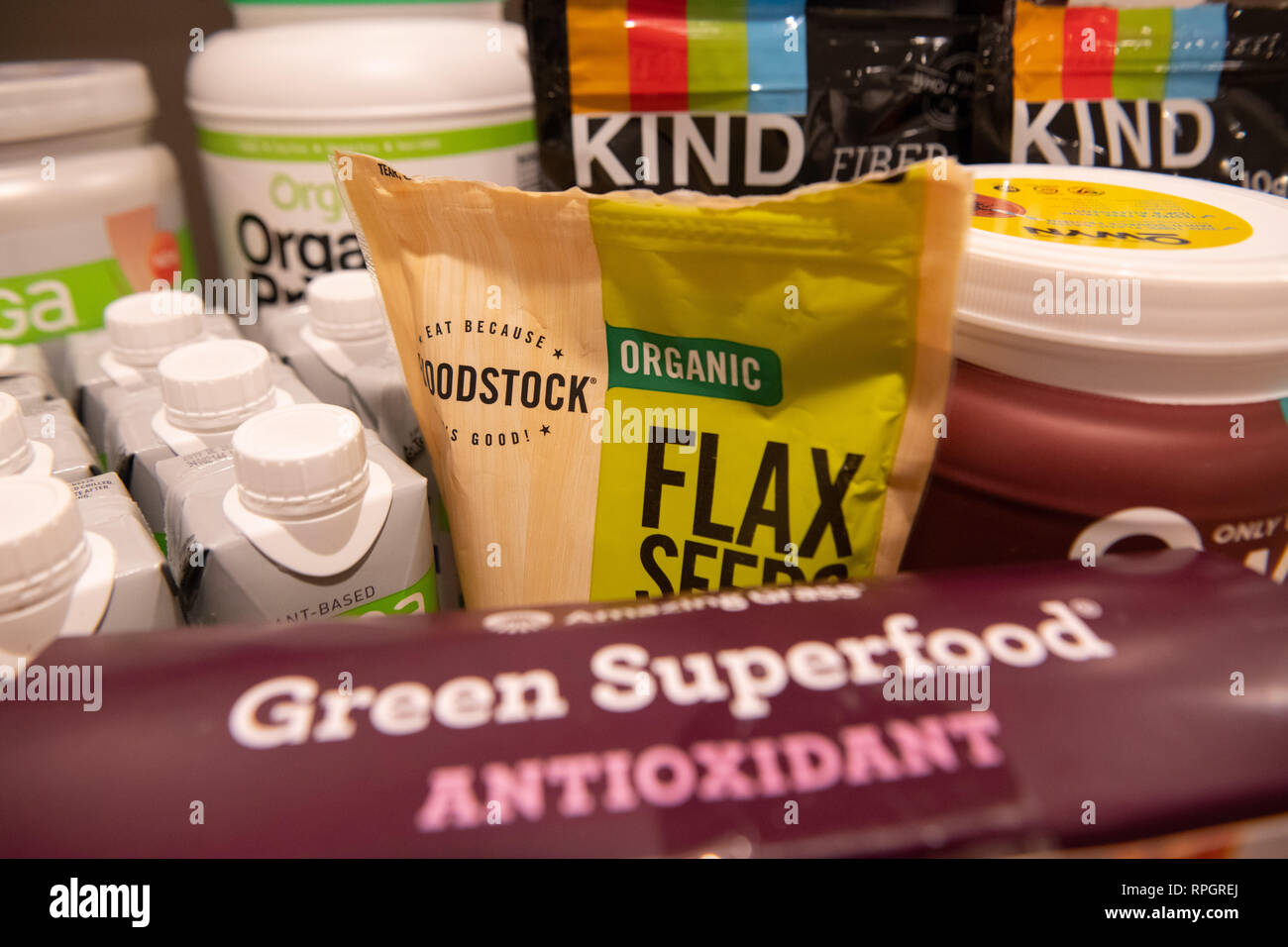 Vegane Produkte / vegetarische superfood Produkte auf einem Regal/pflanzlichen Protein - Flachs - Mahlzeit - Austausch shakes - Art Korn Müsli und Mutter bars Stockfoto