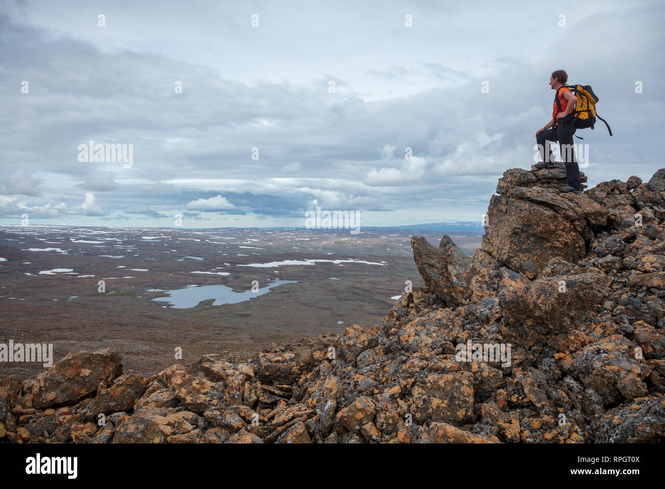 Wanderer über die glama Plateau, von der 752 m Gipfel des Lomfell Berg. Westfjorde, Island. Stockfoto