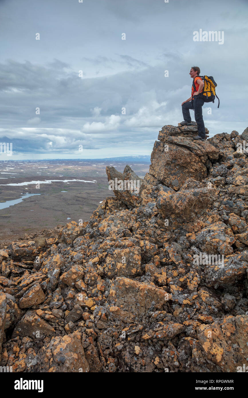 Wanderer über die glama Plateau, von der 752 m Gipfel des Lomfell Berg. Westfjorde, Island. Stockfoto