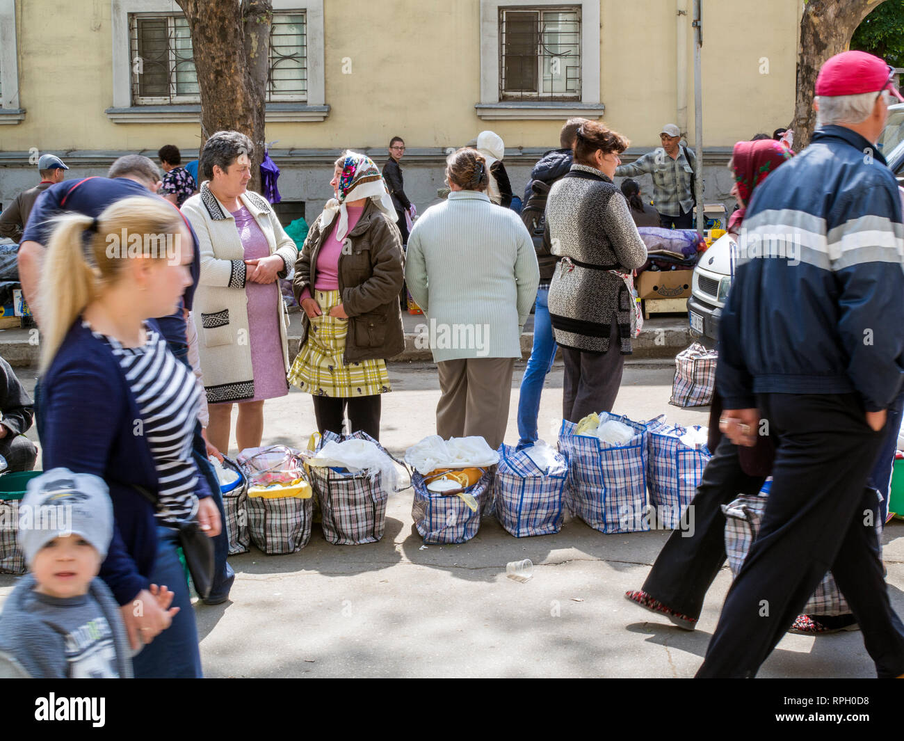 Käufer an einen Markt mit frischen Lebensmitteln in der moldawischen Hauptstadt Chisinau. Stockfoto