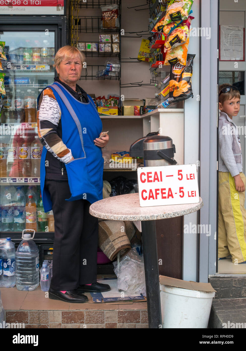 Abschaltdruck Inhaber Verkauf heißen Tee und Kaffee an der Bus Station in Chisinau, Moldawien. Stockfoto