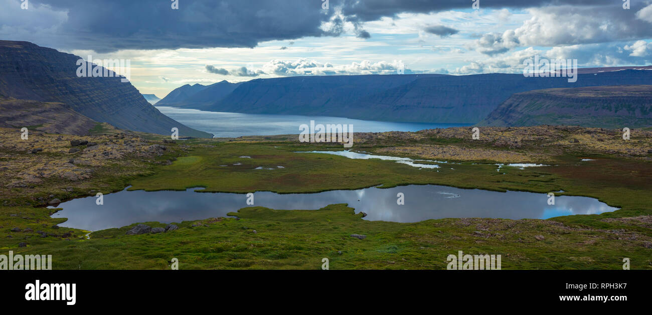Blick Richtung Arnarfjordur Fjord aus Dynjandisheidi Mountain Road. Westfjorde, Island. Stockfoto