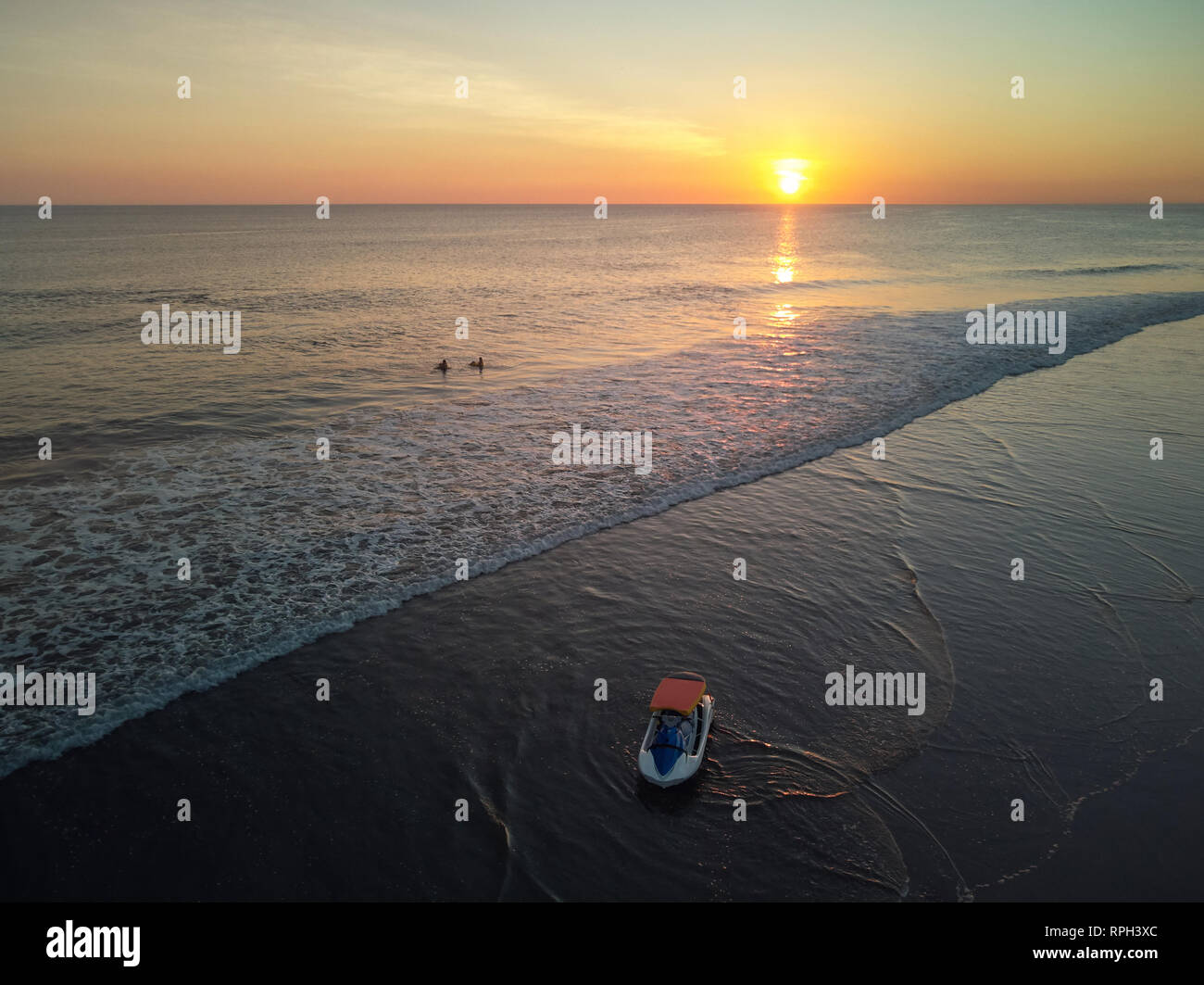 Surfen auf Sonnenuntergang Zeit Thema. Surfer Fang wave Stockfoto