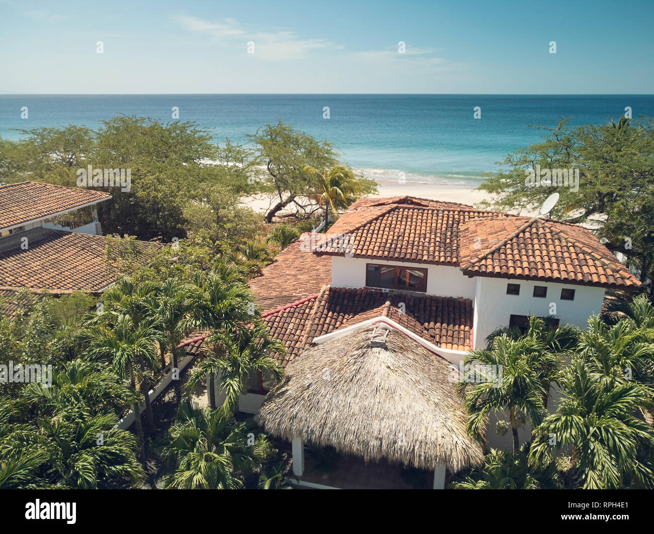 In tropischen Thema. Luxus Villa am Meer Strand Hintergrund Stockfoto